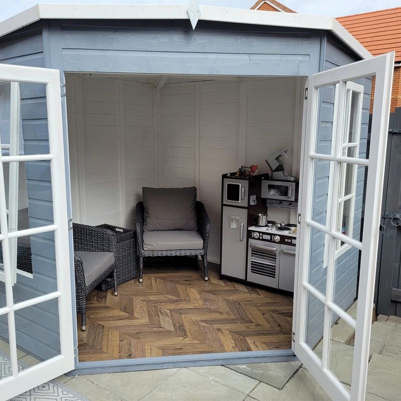 Corner summer house with open doors